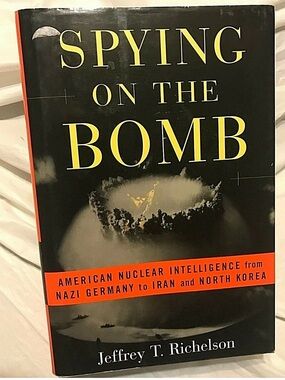 SPYING ON THE BOMB
Jeffrey T. Richelson
U.S. Intelligence 
1st Edition
1st Print